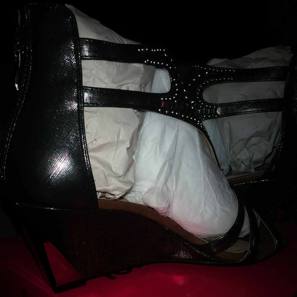 Shoes - Picture 3 of 7